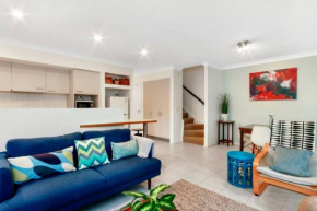 Spacious Inner South Townhouse Apartment Near to the CBD